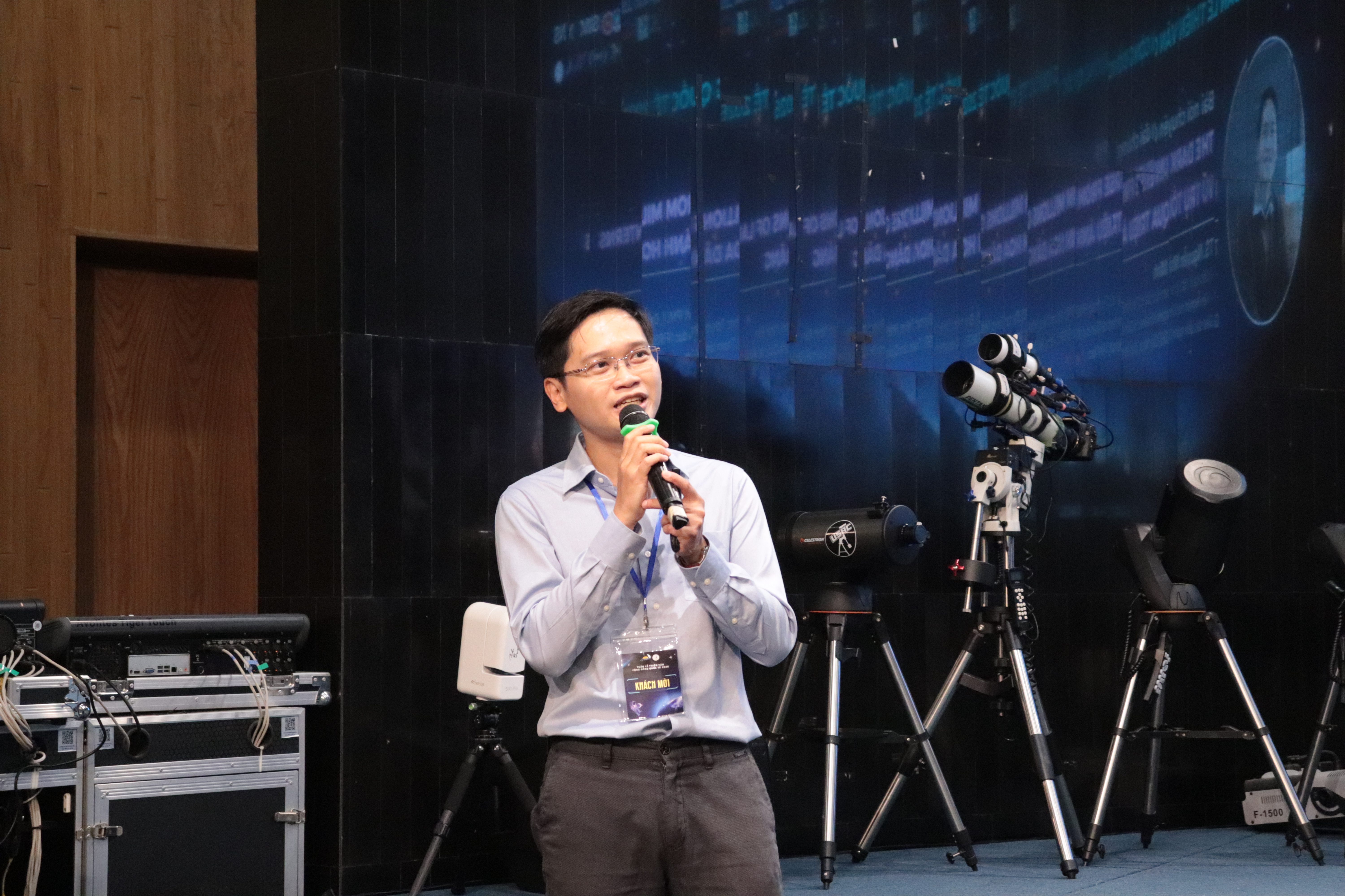 Minh Nguyen speaking at an astronomy event