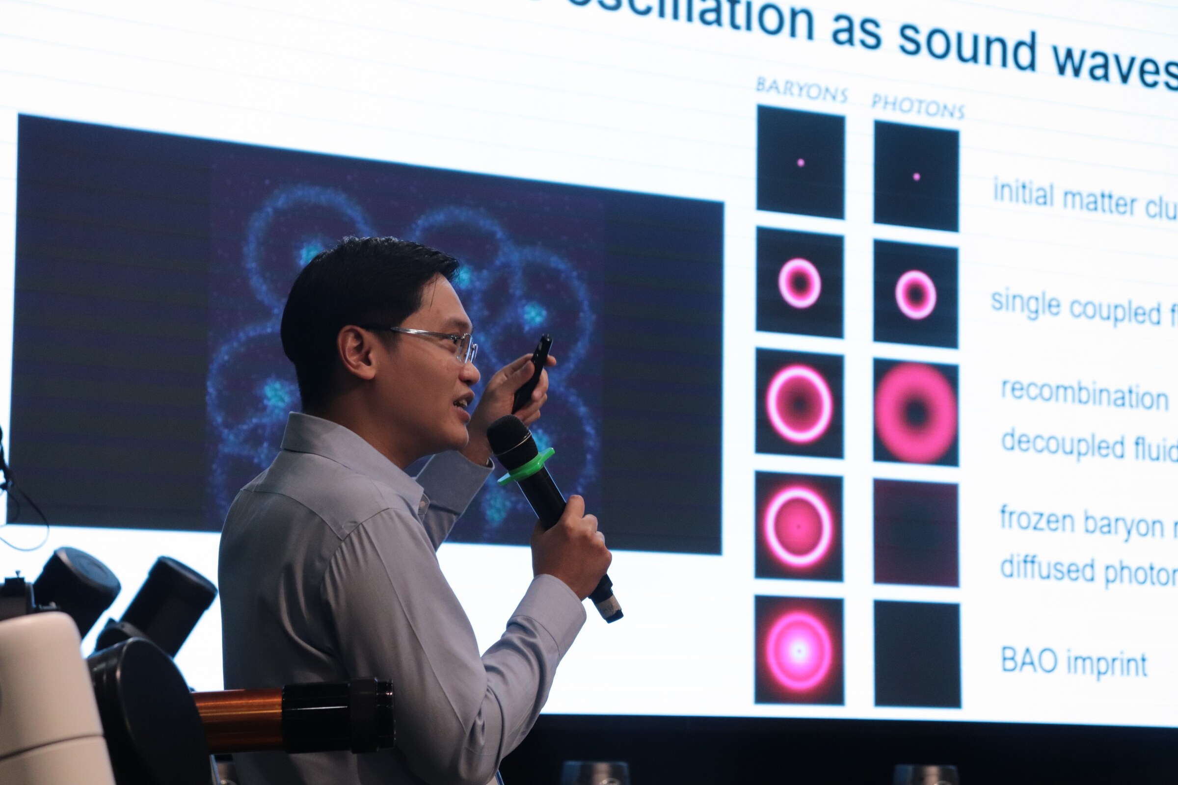 Minh Nguyen explaining baryon acoustic oscillations at a public science event