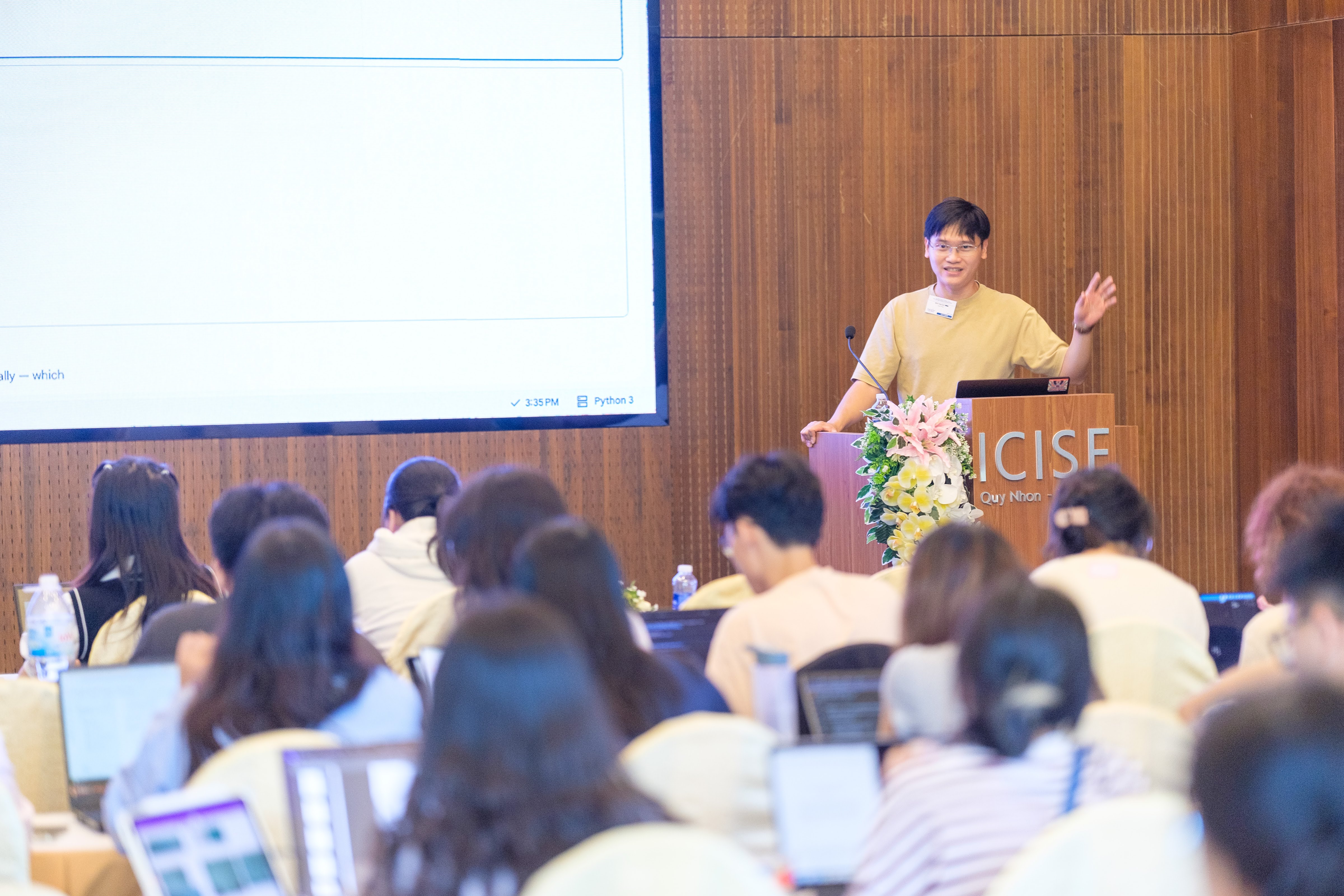 Minh Nguyen teaching at VSOA10: Cosmology at ICISE